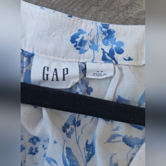 2/$15 Gap - Oversized White Short Sleeve Shirt with Blue Floral Print - Size S - Picture 5 of 6